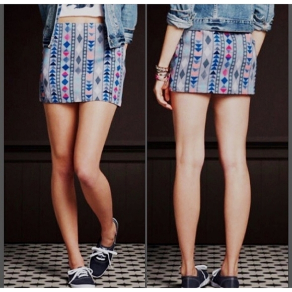 Hollister Geometric Aztec Print Mini Skirt - Picture 1 of 7